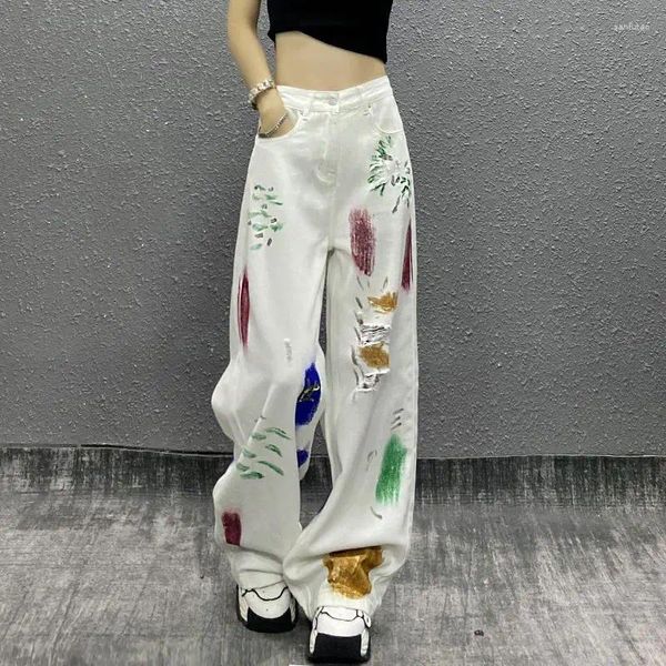 Женские джинсы 2023. Джинсы с персонализированным цветным рисунком и рваными дырками. Белые летние свободные широкие брюки в пол с высокой талией. Тенденция