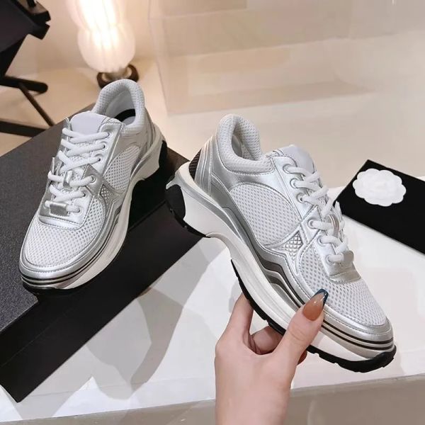 2023 novos sapatos de designer sapatos causais mulheres sapatos casuais tênis de corrida malha de prata sapatos de sola grossa com antiderrapante e respirável esponja bolo esportes tênis ao ar livre