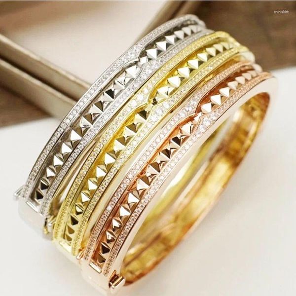 Bangle Europa América Designer Estilo Pulseira Mulheres Senhora CNC Gravado Forma de Rebite Incrustado Zircão Cúbico Banhado Cor de Ouro