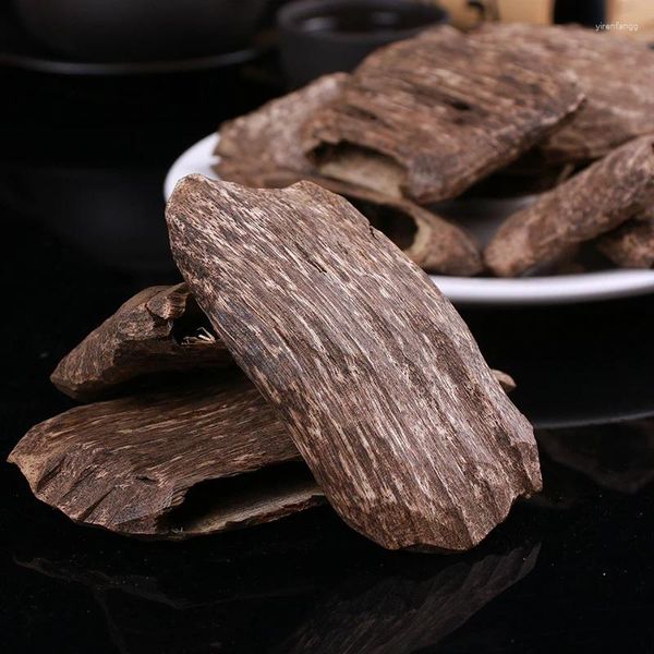 Koku lambaları Vietnam Otantik Agarwood Ahşap Böcek Sızıntısı Süsleme Yardımına Yardımcı Sinirleri yatıştırmaya ve hava tütsüsünü arındırmaya yardımcı olur