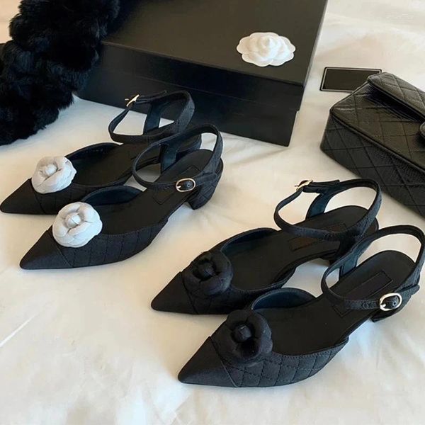 Туфли UVRCOS, модные женские сандалии с острым носком, цветочными украшениями, черно-белые туфли-лодочки на массивном каблуке с ремешком на щиколотке, леди Мэри Джейн