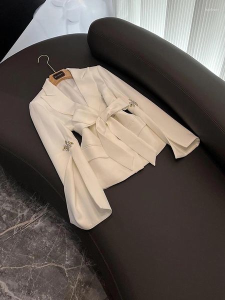 Abiti da donna Lady Delicay Progettato Cappotto formale da ufficio Spacco Manica lunga Strass Donna Blazer solido Bianco con cintura