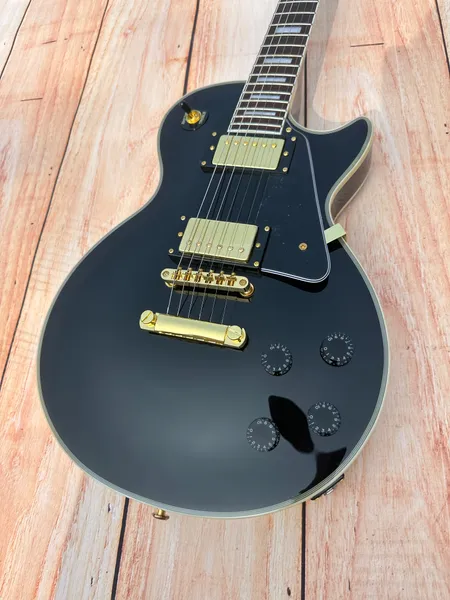 Guitarra elétrica personalizada, fundição preta, madeira importada, acessórios dourados, bolsa de raio para rosa de madeira, disponível em estoque, pacote de raios