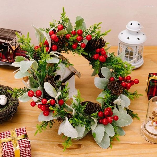 Flores decorativas, decorações de natal, guirlanda com frutas vermelhas, pinhas, presente