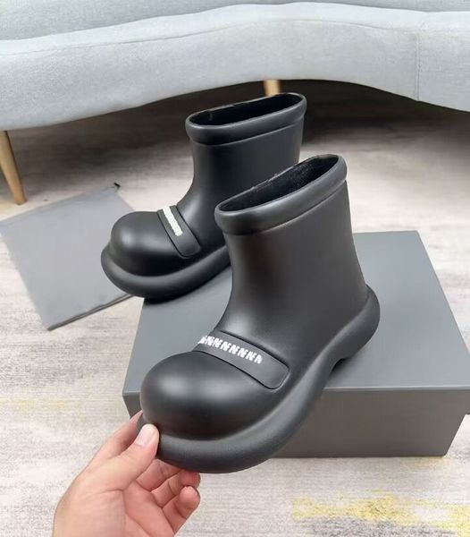 Waten Damenbekleidung Designer-Regenwasserstiefel Mode rutschiges PVC Dicke Sohle Kurze Stiefel Street Show Party Park Leichte Martin-Schuhe Passende Box 35-40