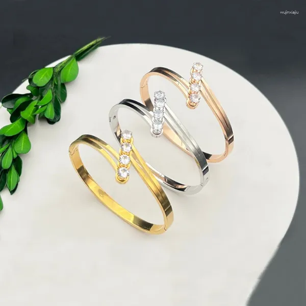 Bracciale rigido irregolare 4 zirconi aperto speciale design cavo braccialetto acciaio al titanio gioielli color oro per le donne