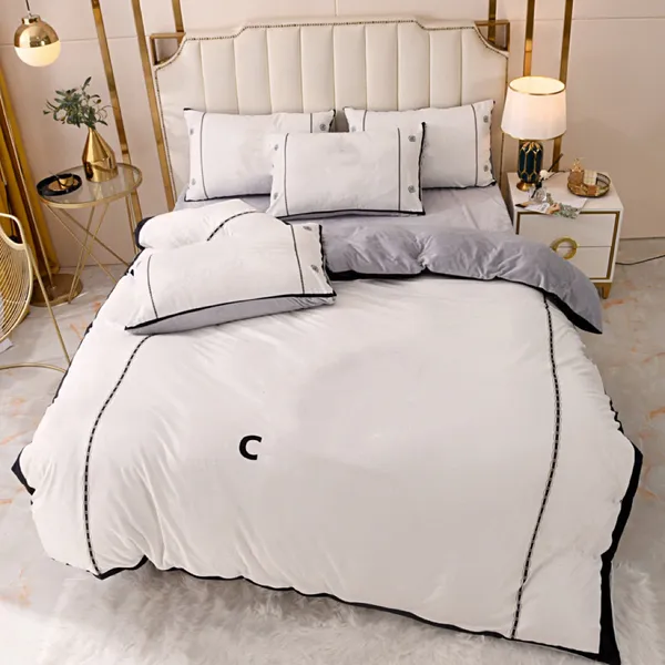 2023 Luxuriöses weißes Winter-Queen-Designer-Bettwäsche-Set mit Buchstaben-Blumenmuster, bedruckter Samt-Bettbezug, Bettlaken mit 2 Kissenbezügen, warme Queen-Size-Mode-Bettdecken-Sets