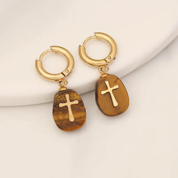 Ohrhänger, hellgelbe Goldfarbe, unregelmäßige Form, Tigerauge-Stein, graviertes Kreuz, religiöser Schmuck