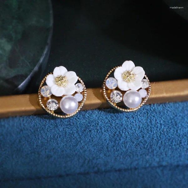 Ohrstecker 2023 Vintage-Stil Blume Perle für Frauen Licht Luxus Temperament Mode All-Match Schmuck Geschenk Trend Zubehör