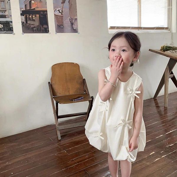 Платья для девочек, лето 2023, платье для девочек, корейская версия, модное универсальное милое повседневное детское платье с бантом без рукавов длиной до колена