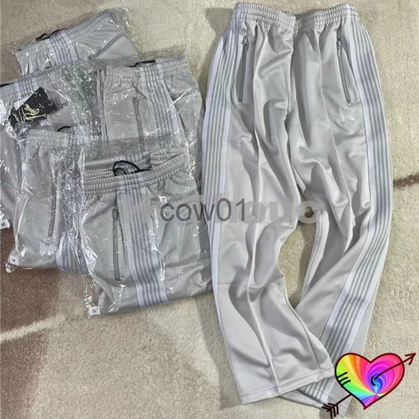 Pantaloni da uomo 2022 Grigio Bianco Aghi Pantaloni da pista Uomo Donna Classic Stripe 1 1 Aghi Pantaloni Ricamati Farfalla High Street Pantaloni AWGE J231028