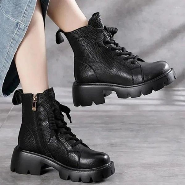 Set di biancheria da letto da donna test stivali neri con suola spessa in pelle invernale modello di scarpe da moto punk alla caviglia