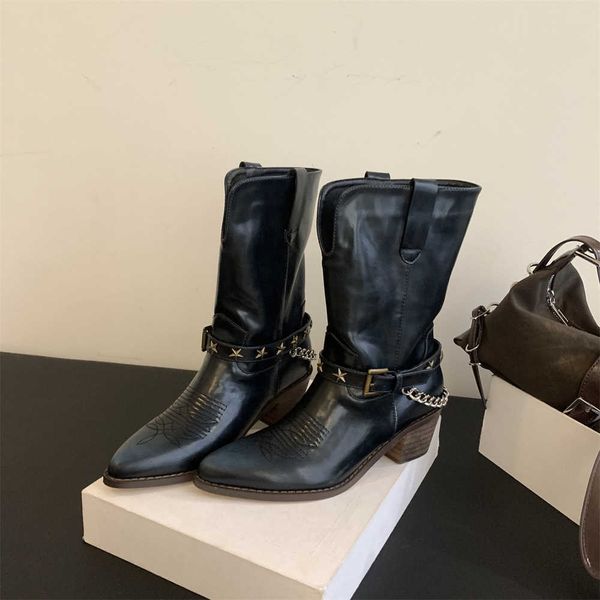 Polierte und abgenutzte Jeansstiefel für Damen 2023, spitze Westernstiefel mit dickem Absatz, Ärmel, Metallkette, Gürtelschnalle, dekorative kurze Stiefel 231028