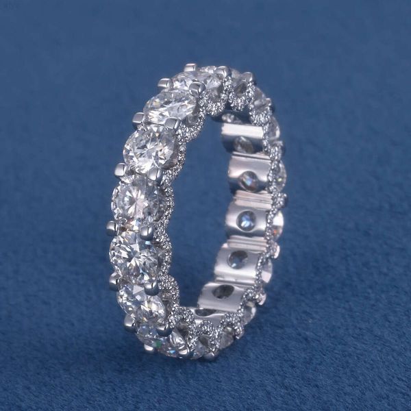 Anello personalizzato da donna S925 in argento 10k 14k 18k in oro massiccio 4mm 0.3ct con taglio brillante rotondo Moissanite Lab Diamond Eternity Band Ring
