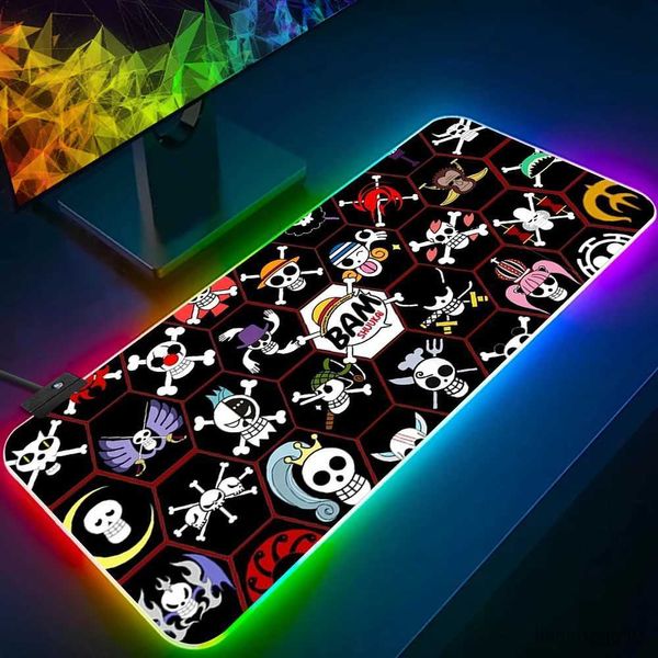 Tappetini per mouse da polso Anime pezzo RGB Pc Gamer Tastiera Mouse Pad Mousepad LED incandescente Tappetini per mouse Computer in gomma Mausepad R231028