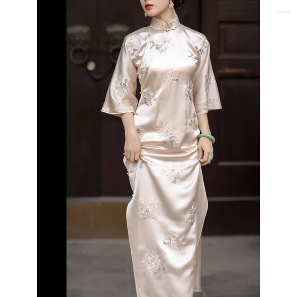 Ethnische Kleidung Vintage Beige Satin Stehkragen Blumenstickerei Slim Fit Cheongsam Kleid Hochwertiges Bankett für Frauen Chinesische Hochzeit