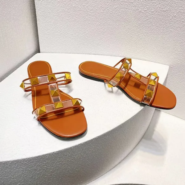 Modische Hausschuhe mit flachem Absatz für Damen, Metallnietendekoration, transparentes PVC, Spleißen, lässige Sandalen, Luxus-Designer-Schuhe, klassischer Hausschuh