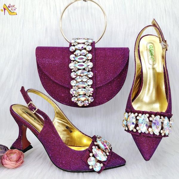 Туфли пурпурного цвета. Элегантная объемная сумка и женская обувь на высоком каблуке из блестящего материала с большими стразами для нигерийской свадьбы.