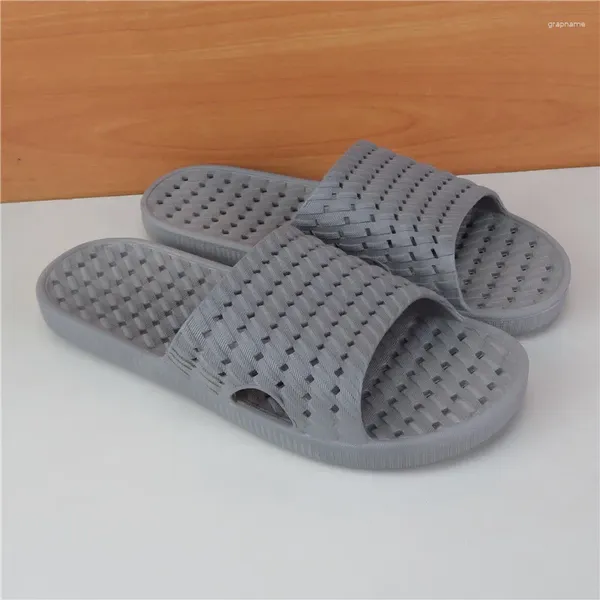 Тапочки QX46. Мужские полые дырявые сандалии большого размера 45_46_47. Домашние мягкие сандалии One Word для ванной комнаты.