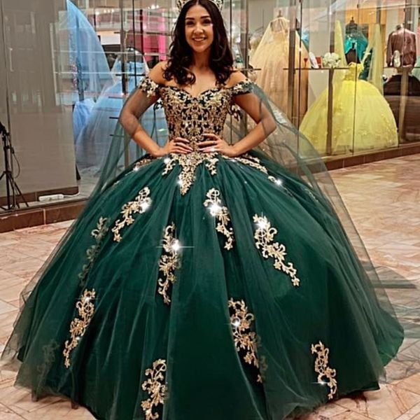 2024 Grüne glänzende günstige Quinceanera-Kleider Ballkleid aus der Schulter mit Cape-Applikationsperlen abgestuft für Sweet-16-Kleider