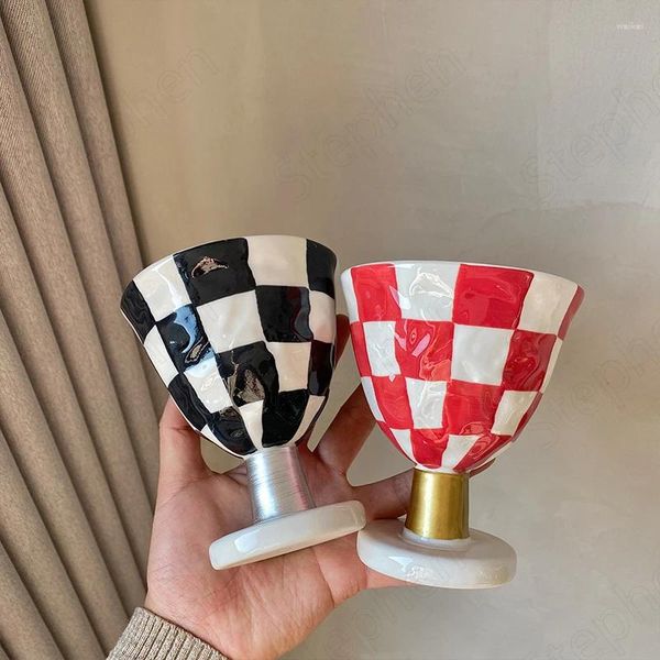 Tazze Tazza in ceramica a scacchiera in bianco e nero Classica europea dipinta a mano rossa con piedi alti Tazze da caffè Coppia tazza Decorazione della casa