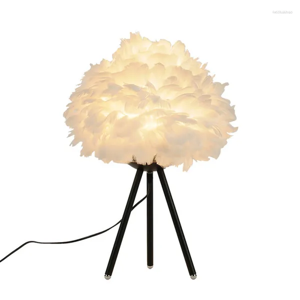 Lâmpadas de assoalho Modern Simples LED Feather Deco Table Nordic Iron Art Tripé Desk Light para Foyer Quarto Estudo Adorável Luminária