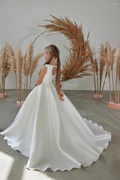 Abiti da ragazza Abito a fiori in raso bianco Abito da sposa con frange di perline senza maniche a pieghe Semplice Prima Comunione per bambini Compleanno