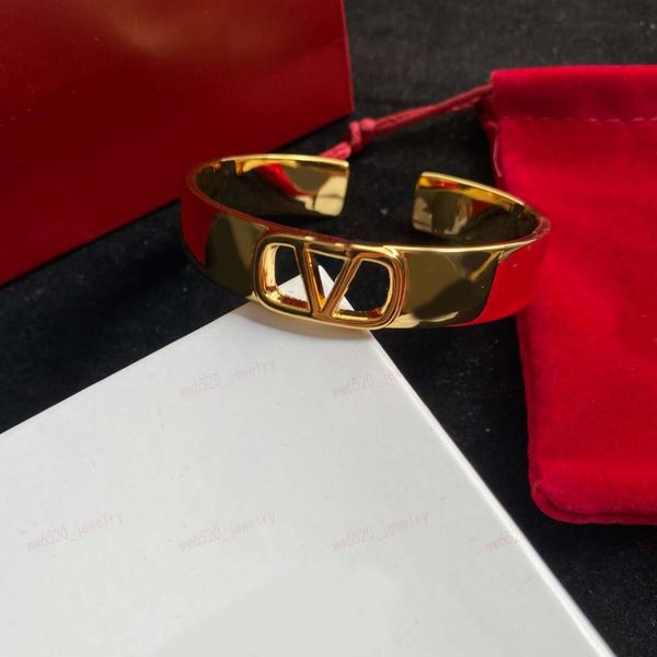 Ouro 18K vendendo novo designer Wide Cuff, pulseira clássica do alfabeto, pulseira de ouro em material de latão, joias de grife para mulheres da moda, Natal, presentes, atacado