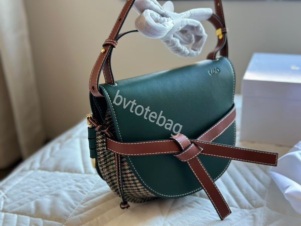 Designer Saddles Bag Verde Bolsa Feminina Bolsa Lowewe Tiras Bordadas High-End Real Cowhide Bow Clamshell Carteira Moda Luxo Alfabeto Banda Larga Crossbody Bag