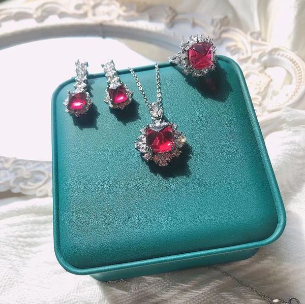 Conjunto de brincos de colar Lihua Europa e Estados Unidos Live Burst Ruby de três peças banhado a ouro 18K luz luxo moda brilhante zircão completo