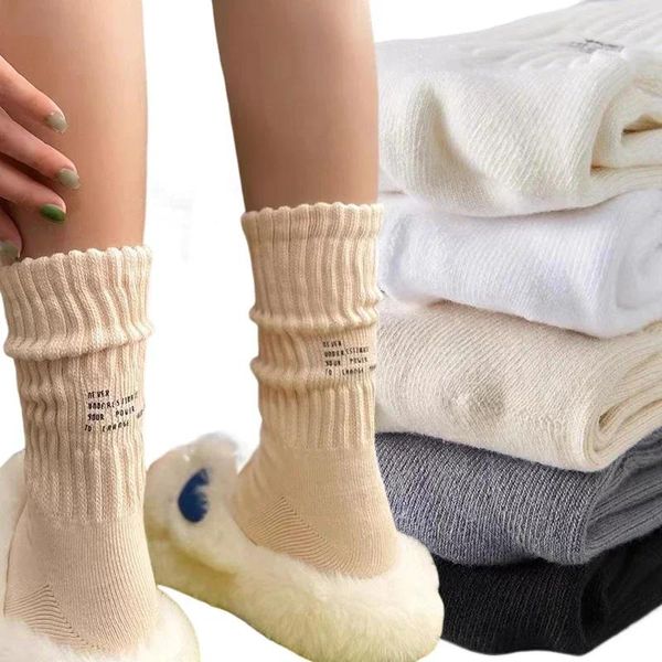 Herrensocken Unisex für Damen Herren Mode Ins Street Englischer Buchstabe Lächeln Einfarbig Mid Tude Bequeme Baumwolle Sport Sox Schwarz Weiß