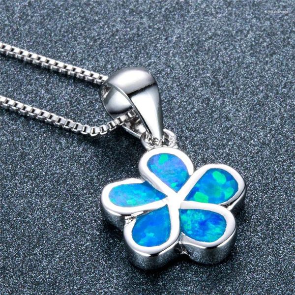 Anhänger Halsketten Zierliche Plumeria-Blumen-Halskette Blauer Feueropal-Stein für Frauen Klassische silberne Farbe Hochzeit Verlobungsschmuck