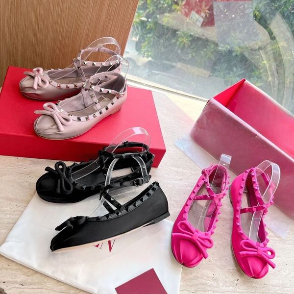 Cabeça redonda arco rebite sapatos de balé nu preto couro patente feminino tornozelo cinta sapatos planos rosa rosa seda designer marca sandálias tamanho 35-41