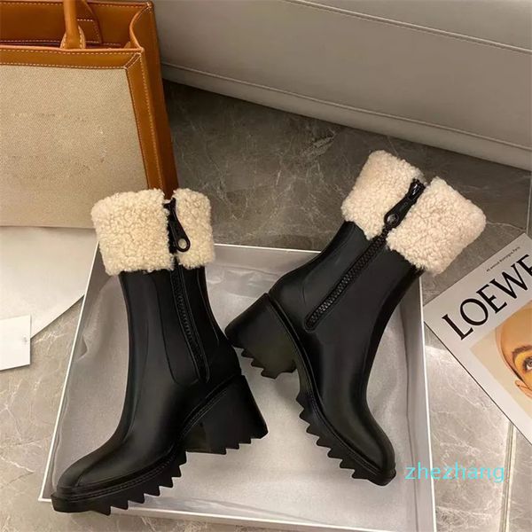 2023-Donna Betty Stivali in PVC Pelliccia Tacchi alti Stivali da pioggia alti fino al ginocchio Impermeabili Welly Suole in gomma Scarpe con plateau Scarpe da pioggia all'apertoScarpe di fabbrica firmate di lusso