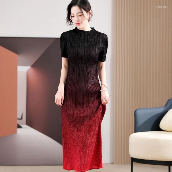 Vestidos casuais miyake plissados clássico em torno do pescoço vermelho e preto gradiente vestido de festa mulheres 2023 verão feminino elegante magro simplificar