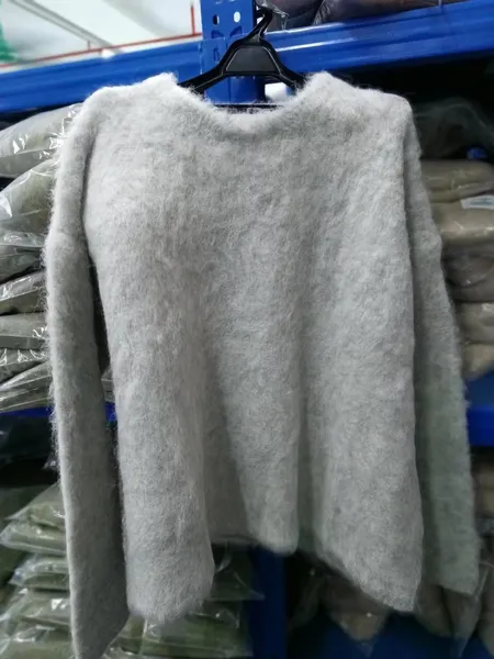 Dreifarbiger Tote-me-Pullover aus Alpakawollmischung mit Rundhalspullover aus Wolle