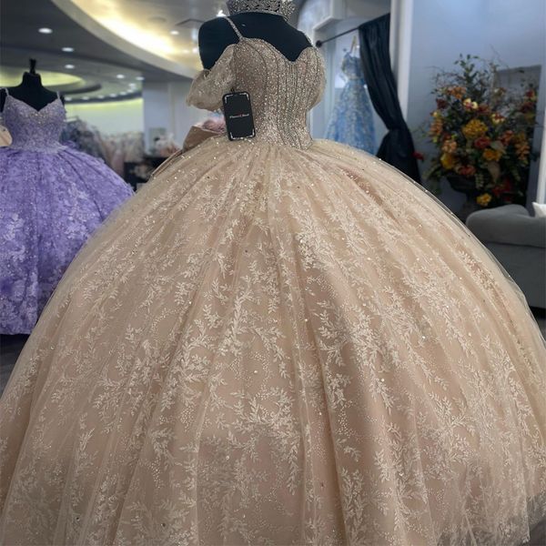 Champagner glänzendes Quinceanera-Kleid Ballkleid Spaghettiträger Applikationen Spitze Perlen Rüschen Korsett Sweet 15 Vestidos De Quinceanera