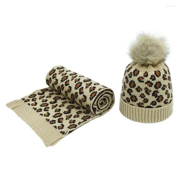 Berets 2023 Damenmode Winter Warm Leopard Gestrickte Wollmütze und Schal Handschuhe Set mit Kunstpelz Pom