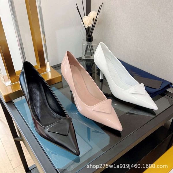 Einzelschuh 2022 Frühjahr Neue Mode Triangle Label P Home High Heels Sandalen mit spitzem Zehenabsatz zeigen einen dünnen und flachen Mund am oberen Fuß