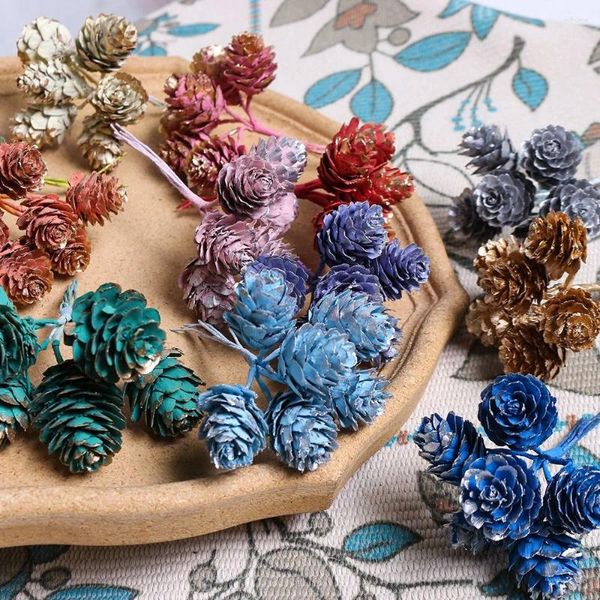 Dekorative Blumen 18PCS Farbe Tannenzapfen Blumenstrauß DIY handgemachte gefälschte Nachahmung Kranz Rattan Weihnachtsdekoration Materialien