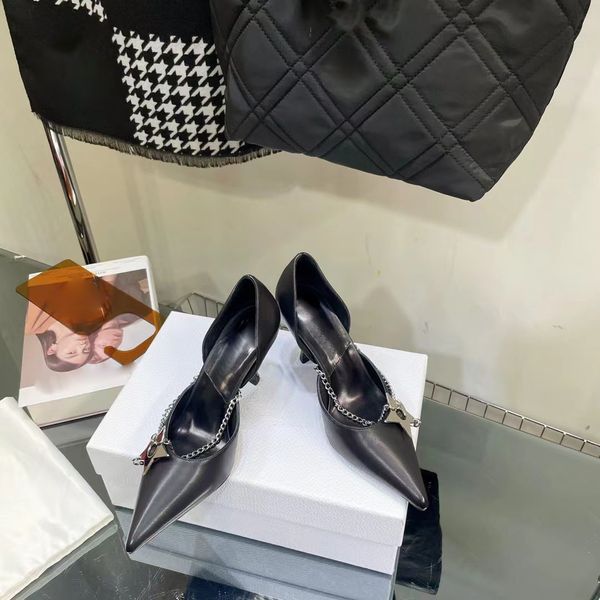 Nuovo prodotto estivo 2023: scarpe eleganti con tacco alto da donna in pelle a punta con catena a stella antica