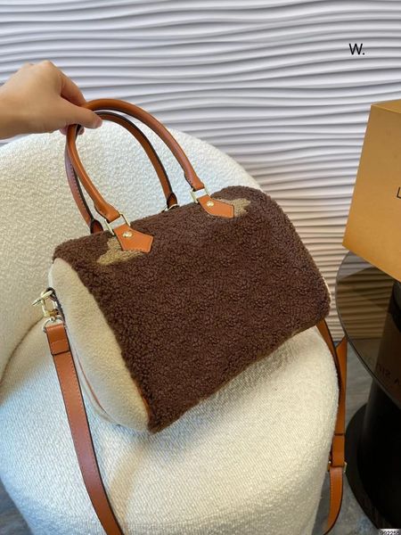 2023 Borsa a cuscino in lana d'agnello Borse a tracolla e portafogli da donna di lusso Borsa a tracolla con lettera di marca Borsa sportiva da viaggio di moda Mini 25 cm Guanti per custodia per aereo gratuiti