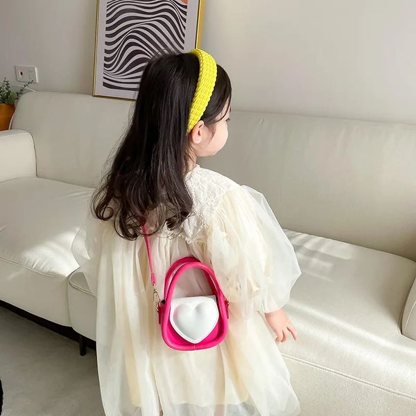 Bolsas moda crianças couro crossbody bolsa criança mini bonito coração padrão bolsas pequena menina kawaii sling lado saco 231030