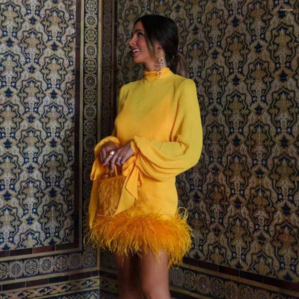 Lässige Kleider High Neck Gelbe Chiffon-Frauenkleidung mit Federn Maßgeschneidertes Langarm-Partykleid Durchsichtiges Cocktail-Ever Prety