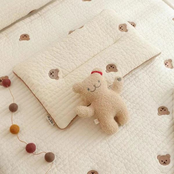 Almofadas nascido bebê travesseiro verão malha algodão respirável suor-absorvente travesseiro para decoração do quarto do bebê bonito urso padrão bordado 231031