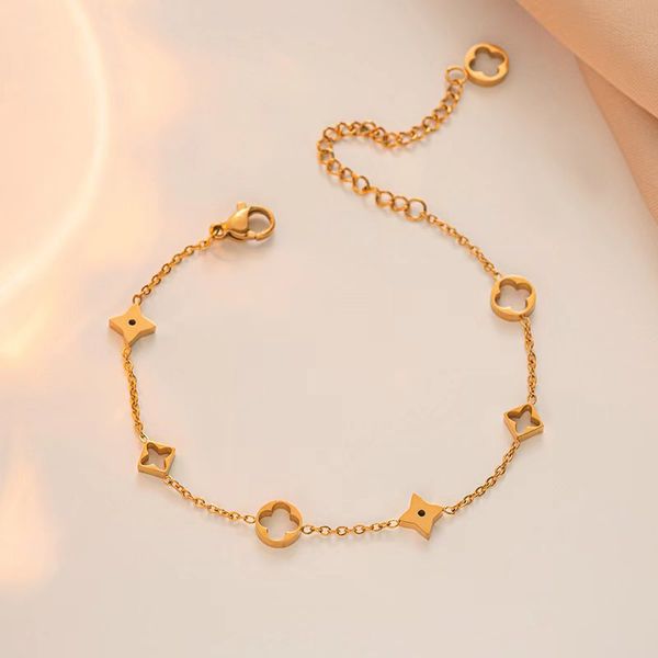 M9J2 Bracelets de charme clássico Gold Gold Prazado de quatro folhas Clover Designer Jóia Bracelete elegante Mulheres de titânio de titânio