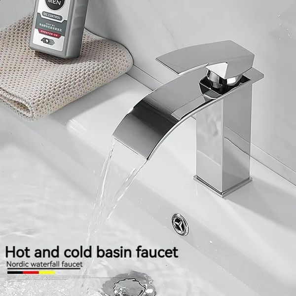 Rubinetti della cucina Rubinetto a cascata europeo con nucleo in rame Vernice nera per cottura e lavabo freddo Commutazione senza acqua 231030