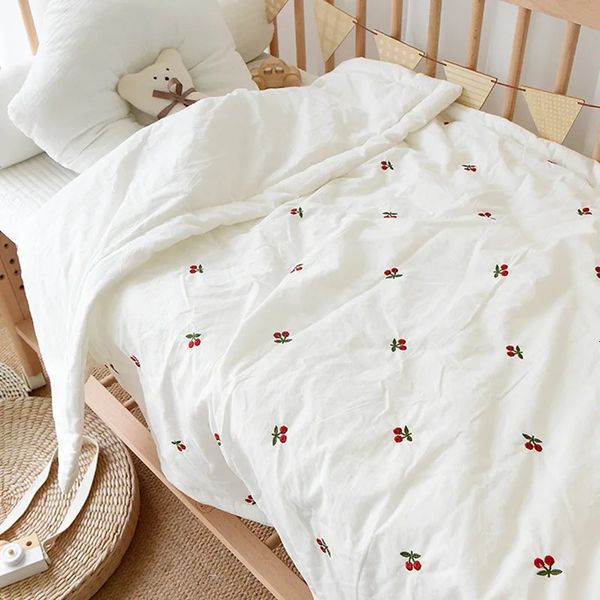 Спальные мешки из чистого хлопка, детское зимнее одеяло, вишневый медведь с вышивкой для младенцев, утепленная кровать, кроватка, покрывало для кроватки, одеяло для детского сада, 231031