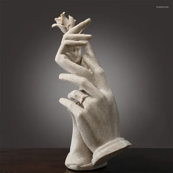 Estatuetas decorativas nórdico simples mão em segurar rosa criativo moderno estátua casa decoração de casamento aniversário lembranças presentes