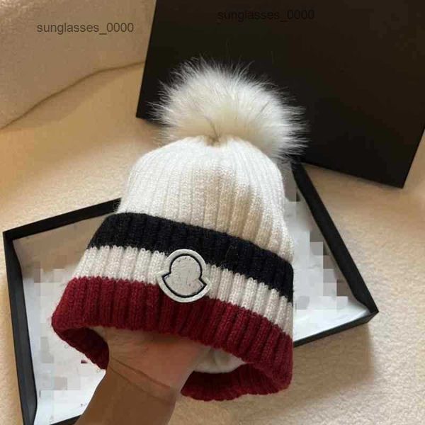 2023 Beanie invernale Cappello Monclair Donna Uomo Designer Autentico lavorato a maglia oversize Palla di pelliccia di volpe Sito ufficiale 1 Caps Alta qualità B8US